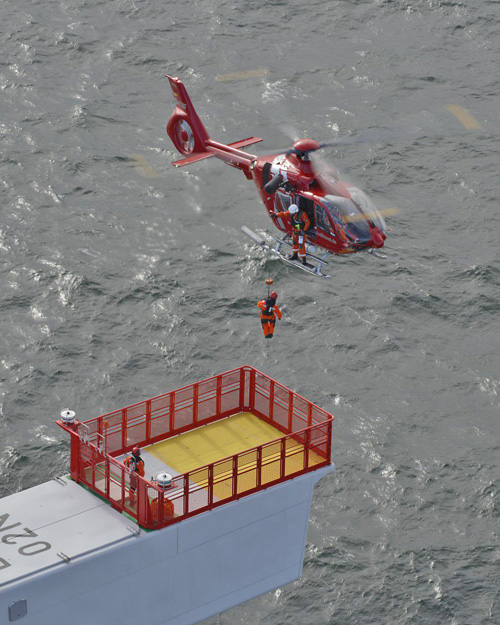 Dépose d'un technicien de maintenance sur une éolienne en mer par un hélicoptère EC135