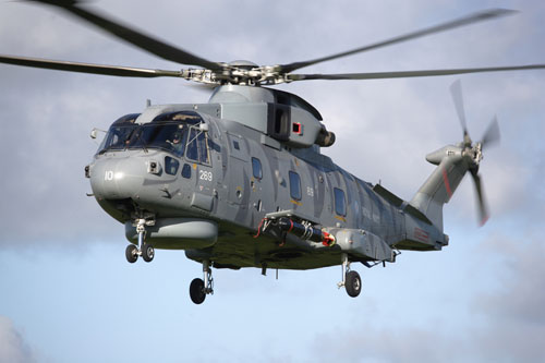 Hélicoptère AW101 Merlin HM1 en camouflage gris tigré, équipé d'une torpille