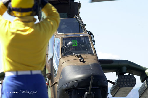 Appontage de l'hélicoptère Tigre sur la plate-forme arrière du TCD Sirocco