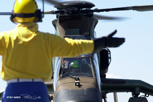 Appontage de l'hélicoptère Tigre sur la plate-forme arrière du TCD Sirocco