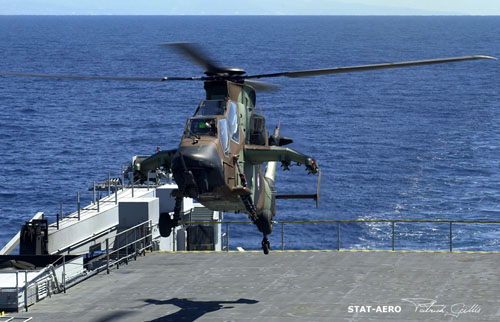 Appontage de l'hélicoptère Tigre sur la plate-forme arrière du TCD Sirocco