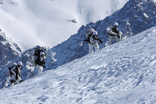 Chasseurs alpins en montagne dans la neige