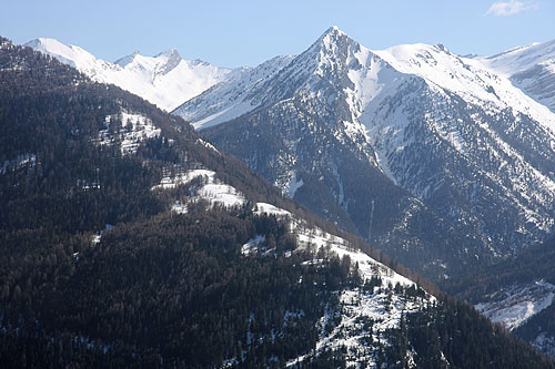 Vol en hélicoptère au-dessus des Alpes