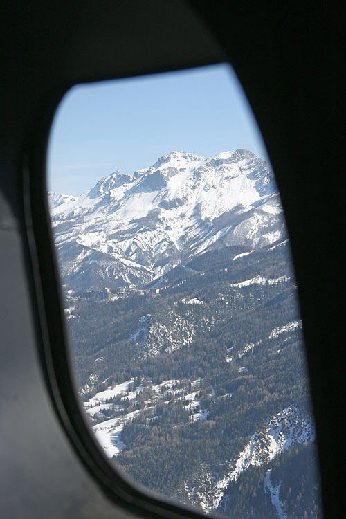 Vol en hélicoptère au-dessus des Alpes