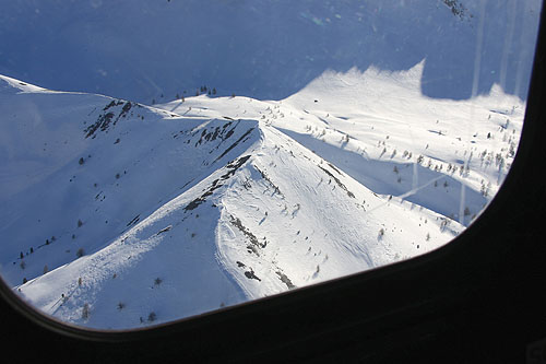 Vol en hélicoptère au-dessus des Alpes