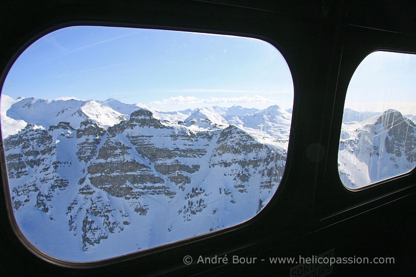 Vol en hélicoptère au-dessus des Alpes