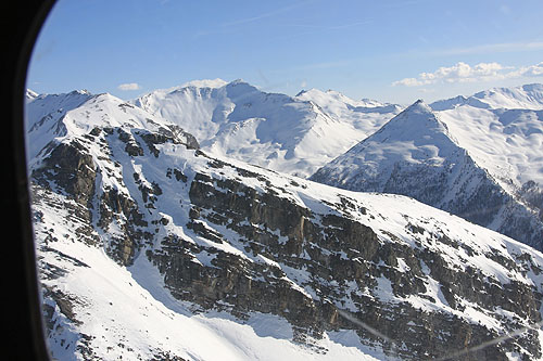 Vol en hélicoptère au-dessus des Alpes