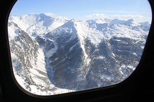 Vol en hélicoptère au-dessus des Alpes