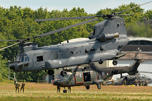 Hélicoptère CH47F Chinook KLU