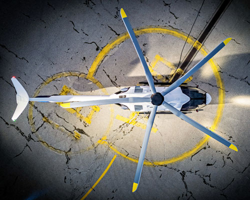 Vue du haut : rotor principal à 5 pales et empennage arrière caractéristique du H140