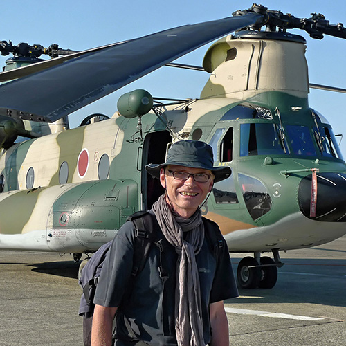 André Bour devant un CH47J Chinook de l'Armée de l'Air japonaise