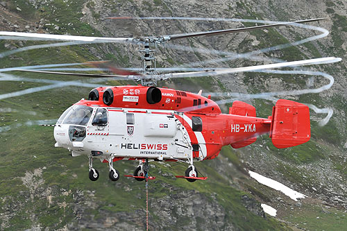 Hélitreuillage en montagne avec l'hélicoptère KA32 d'Heliswiss