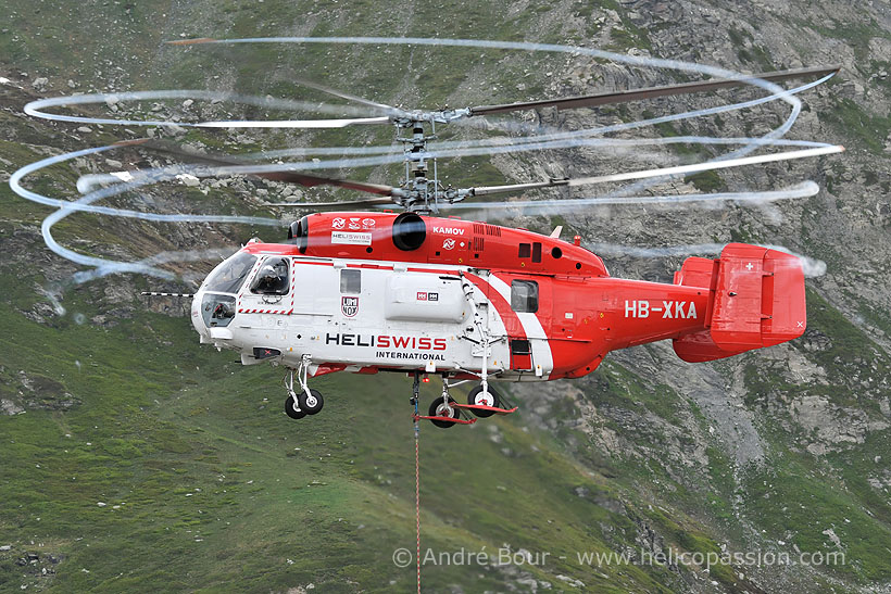 Hélitreuillage en montagne avec l'hélicoptère KA32 d'Heliswiss