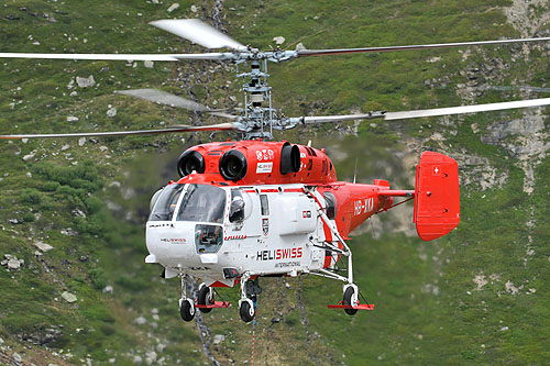 Hélitreuillage en montagne avec l'hélicoptère KA32 d'Heliswiss