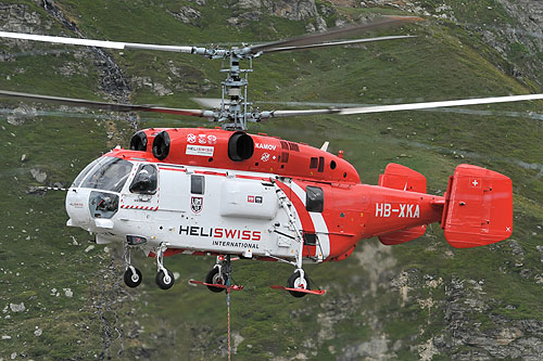 Hélitreuillage en montagne avec l'hélicoptère KA32 d'Heliswiss