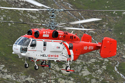 Hélitreuillage en montagne avec l'hélicoptère KA32 d'Heliswiss