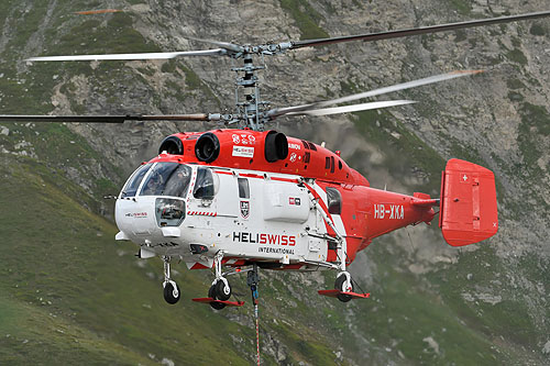 Hélitreuillage en montagne avec l'hélicoptère KA32 d'Heliswiss