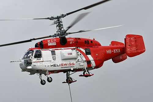 Hélitreuillage en montagne avec l'hélicoptère KA32 d'Heliswiss