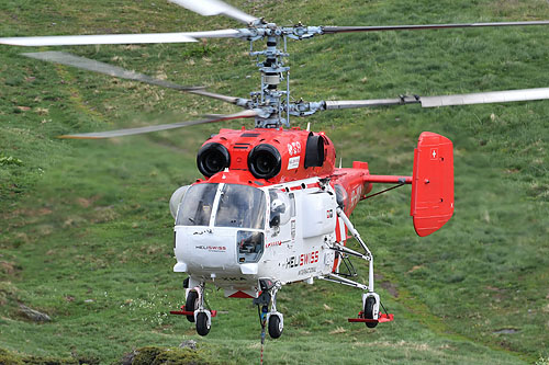 Hélitreuillage en montagne avec l'hélicoptère KA32 d'Heliswiss