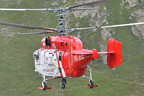 Hélitreuillage en montagne avec l'hélicoptère KA32 d'Heliswiss