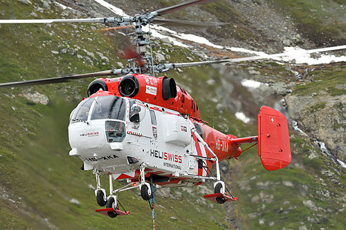 Hélitreuillage en montagne avec l'hélicoptère KA32 d'Heliswiss