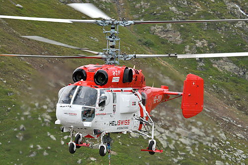 Hélitreuillage en montagne avec l'hélicoptère KA32 d'Heliswiss