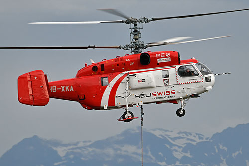 Hélitreuillage en montagne avec l'hélicoptère KA32 d'Heliswiss