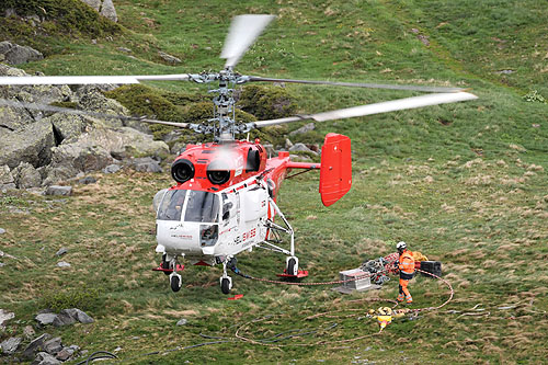 Hélitreuillage en montagne avec l'hélicoptère KA32 d'Heliswiss