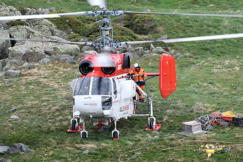 Hélitreuillage en montagne avec l'hélicoptère KA32 d'Heliswiss