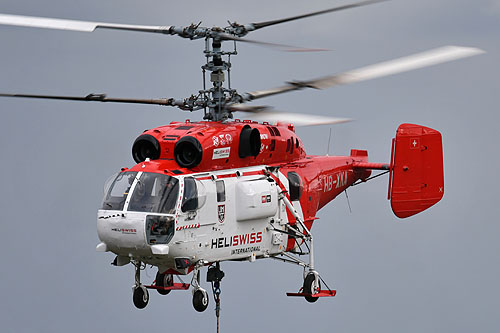 Hélitreuillage en montagne avec l'hélicoptère KA32 d'Heliswiss