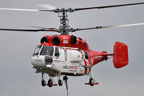 Hélitreuillage en montagne avec l'hélicoptère KA32 d'Heliswiss