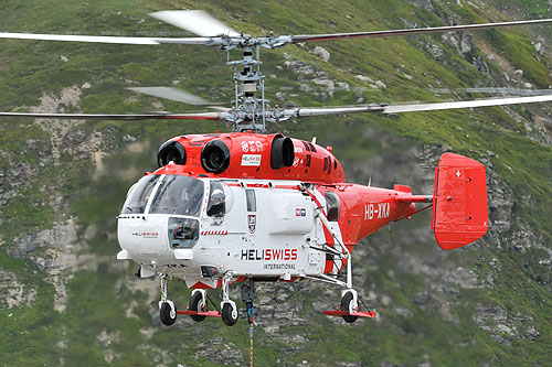 Hélitreuillage en montagne avec l'hélicoptère KA32 d'Heliswiss