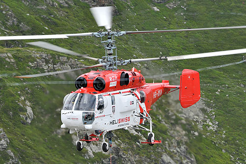 Hélitreuillage en montagne avec l'hélicoptère KA32 d'Heliswiss