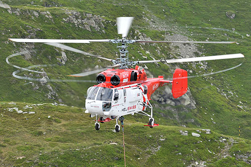 Hélitreuillage en montagne avec l'hélicoptère KA32 d'Heliswiss