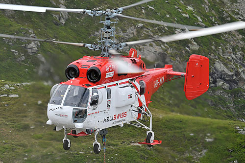 Hélitreuillage en montagne avec l'hélicoptère KA32 d'Heliswiss