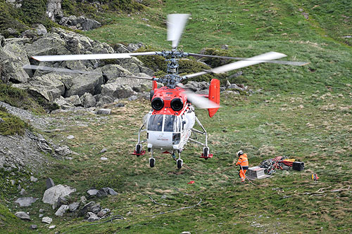 Hélitreuillage en montagne avec l'hélicoptère KA32 d'Heliswiss