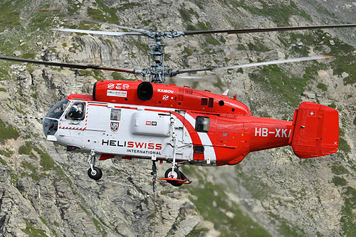 Hélitreuillage en montagne avec l'hélicoptère KA32 d'Heliswiss