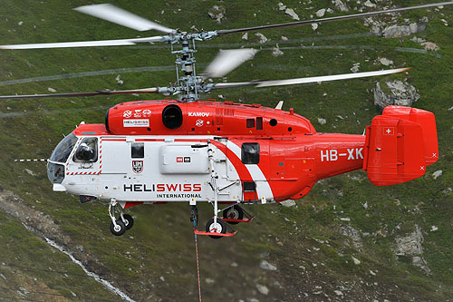 Hélitreuillage en montagne avec l'hélicoptère KA32 d'Heliswiss