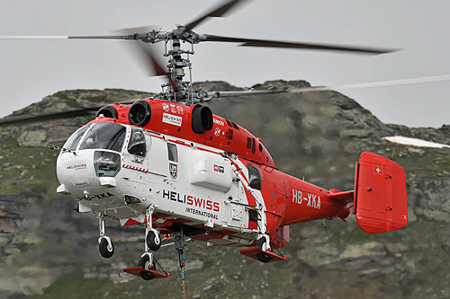 Hélitreuillage en montagne avec l'hélicoptère KA32 d'Heliswiss