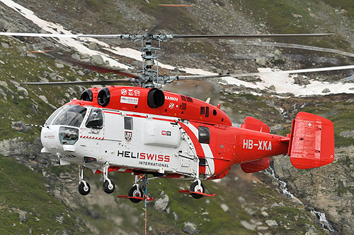 Hélitreuillage en montagne avec l'hélicoptère KA32 d'Heliswiss