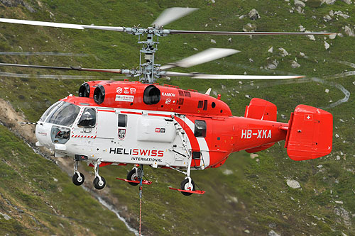 Hélitreuillage en montagne avec l'hélicoptère KA32 d'Heliswiss