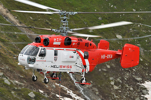 Hélitreuillage en montagne avec l'hélicoptère KA32 d'Heliswiss