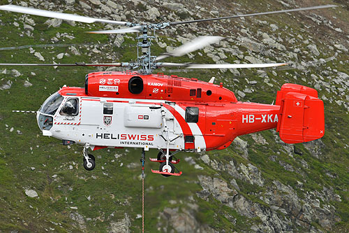 Hélitreuillage en montagne avec l'hélicoptère KA32 d'Heliswiss