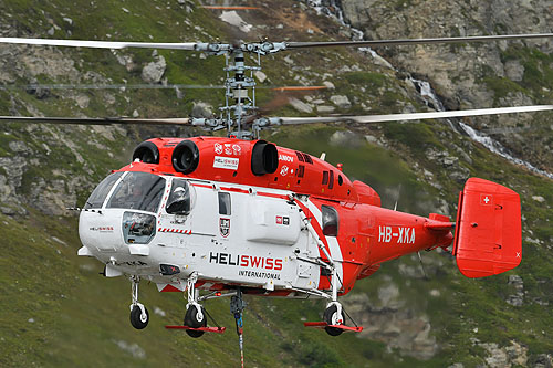 Hélitreuillage en montagne avec l'hélicoptère KA32 d'Heliswiss