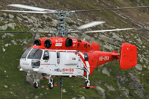 Hélitreuillage en montagne avec l'hélicoptère KA32 d'Heliswiss