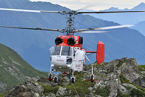 Hélitreuillage en montagne avec l'hélicoptère KA32 d'Heliswiss