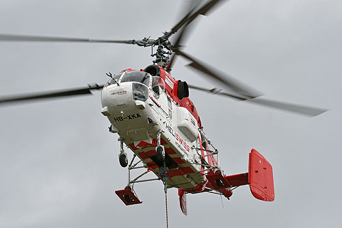 Hélitreuillage en montagne avec l'hélicoptère KA32 d'Heliswiss