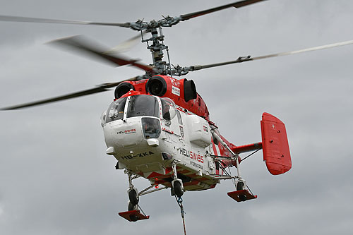 Hélitreuillage en montagne avec l'hélicoptère KA32 d'Heliswiss