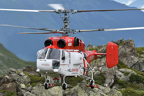 Hélitreuillage en montagne avec l'hélicoptère KA32 d'Heliswiss