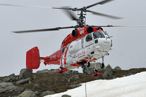 Hélitreuillage en montagne avec l'hélicoptère KA32 d'Heliswiss